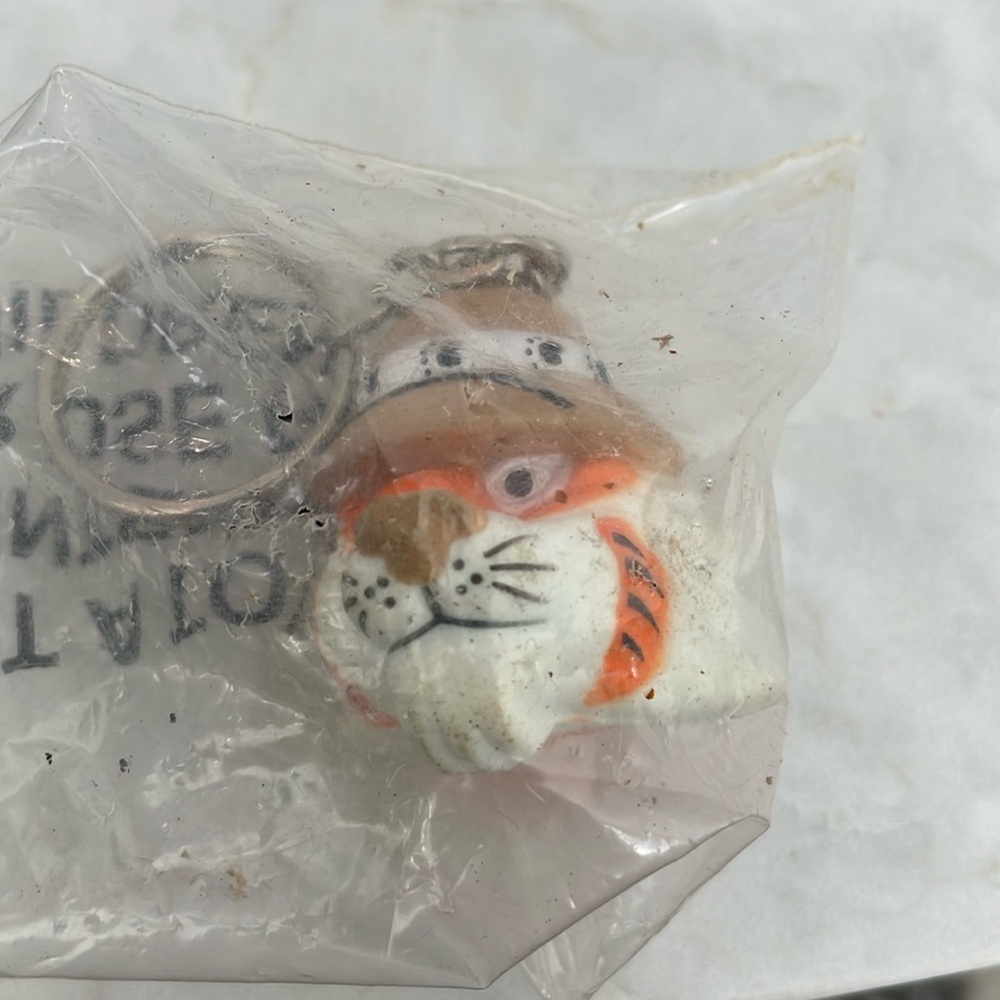 Vintage 1997 EXXON Safari Tiger Keychain “Put A Tiger In Your Tank” Promo